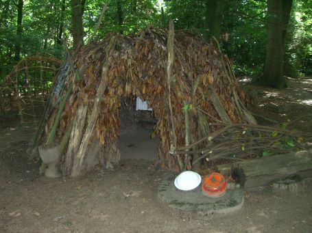 Berg en Dal : Afrika Museum, Freilichtmuseum, die Mongulus der Pygmäen sind kleine Hütten aus Zweigen und Blättern